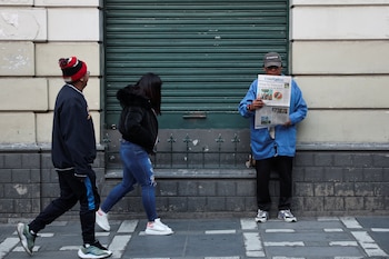 Человек читает газету