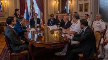 Подписание договора между