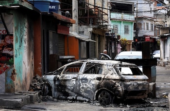 Человек смотрит назад