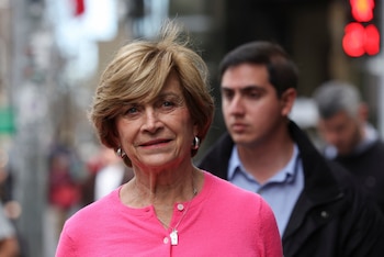 Эвелин Маттей (Чили Вамос) появляется