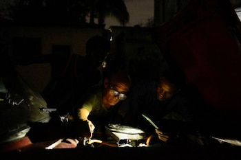 Механик Хуан Раудель пытается