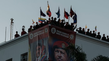 Солдаты с флагами в