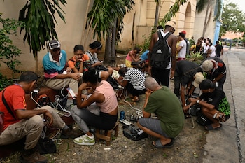 Люди собираются, чтобы загрузить