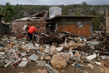 Житель убирает мусор на улице