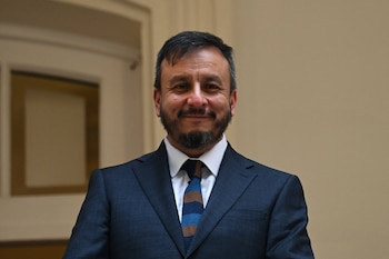 Маурисио Мединасели смотрит после ругани