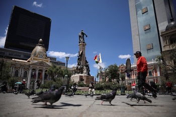 Человек идет впереди