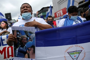 Мужчина поет гимн