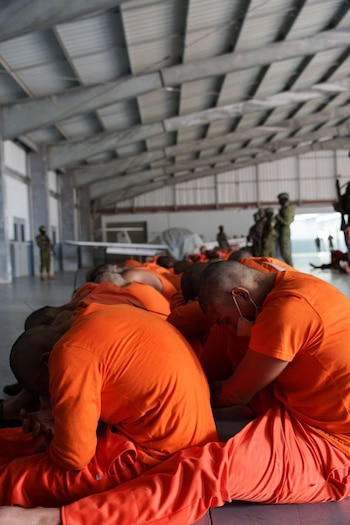 Фотография переведенных заключенных