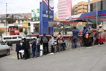 Люди выстраиваются в очередь