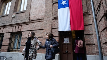 Две женщины выходят из