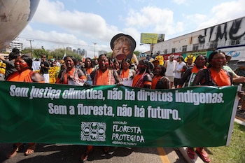 Протестующие держат транспарант