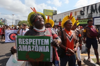 Протестующий держит табличку