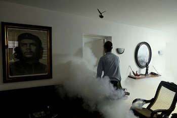 Мужчина окуривает в