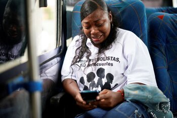 Член семьи реагирует после