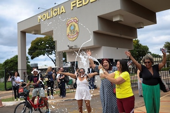 Протестующие против Болсонару празднуют на улице