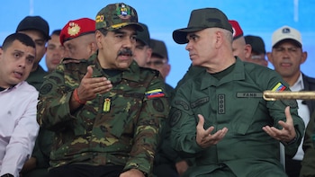 Мадуро беседует с владельцем