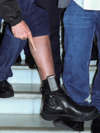 Жаир Болсонару демонстрирует браслет