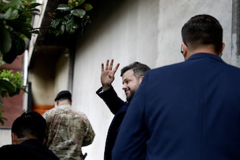 Кайзер отдает честь, уходя