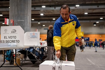 МАДРИД, 16.11.2025. – Эквадорский избиратель.