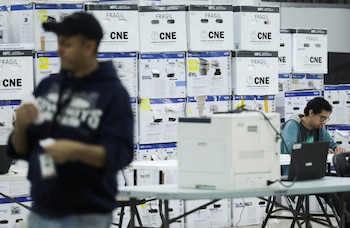 Сотрудники Национального избирательного совета