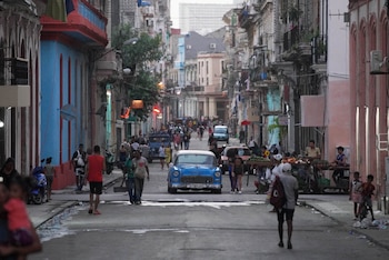 Стоковое Изображение: Люди идут