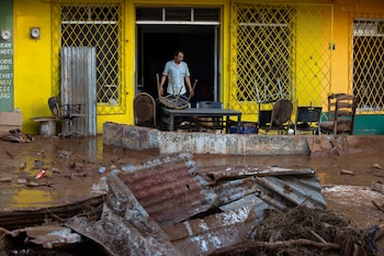 Человек чистит пострадавшие вещи