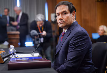 Рубио сидит перед