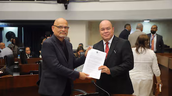 Независимый депутат Эрнесто Седеньо,