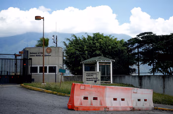 Вход в посольство