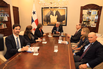 Панамские власти встретились с