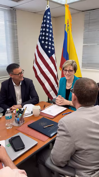 Дипломат Лаура Догу высаживается.