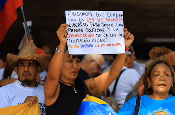 Женщина держит табличку