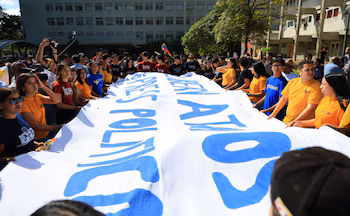 Молодые венесуэльские студенты держат