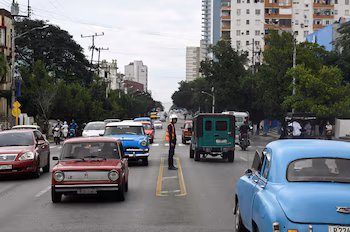 Полицейский регулирует движение