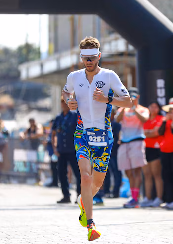 Всего 1200 триатлетов.