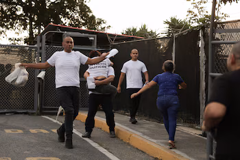 Родственники принимают освобожденных заключенных