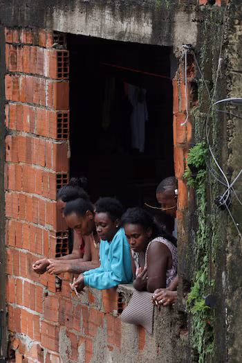 Соседи наблюдают за спасателями