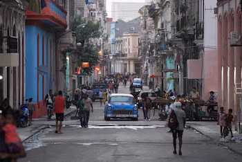 Прохожие идут по улице