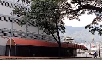 Современное здание с фасадом