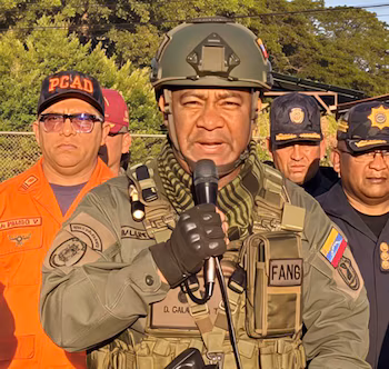 Генеральный директор Даниэль Альфонсо Галаррага Торрес, командир