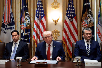 В преддверии заседания кабинета министров в этот четверг Трамп заявил, что Мадуро предъявили иск лишь за часть своих преступлений, и ожидает новых расследований. (REUTERS/Эвелин Хокштейн)