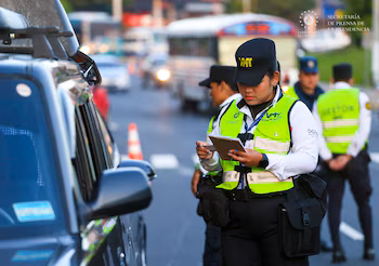 Сотрудники ГИБДД проводят проверку транспортных средств на одном из главных проспектов Сальвадора, проверяя документацию и соблюдение правил дорожного движения (Фото предоставлено Секретариатом прессы).