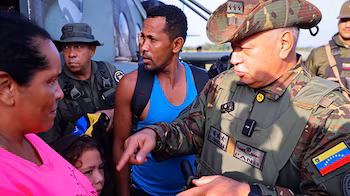   Министр внутренних дел Диосдадо Кабельо прибыл в военной форме в Касигуа-Эль-Кубо в Эль-Кататумбо.