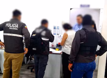 Власти расследуют использование предполагаемой фальшивой подписи в заявлении мэра на получение лицензии.