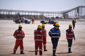 Предлагаемая корректировка зарплат повлияет на государственных и частных служащих (Рейтер)