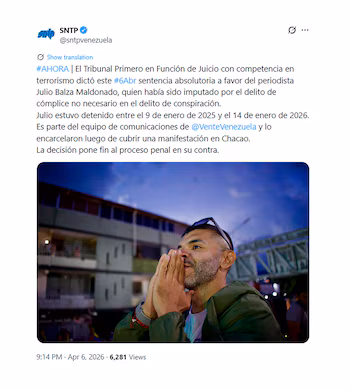 Крупный план Хулио Бальсы с бородой и зеленой курткой, в темных очках на голове, руки вместе у рта, взгляд вверх.