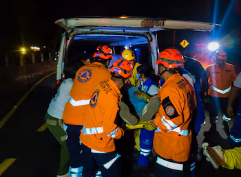 Мотоциклист погиб и по меньшей мере три человека получили ранения в различных авариях, произошедших на ключевых дорогах Сальвадора в период со вторника по среду. (Фото любезно предоставлено Гражданской защитой)