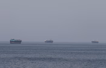 Корабли плывут к Ормузскому проливу (REUTERS/Hamad I Mohammed/File)