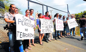Независимая журналистика объявлена ​​уголовным преступлением режимом Даниэля Ортеги. На снимке группа журналистов требует ареста и высылки иностранного корреспондента во время протестов 2018 года.