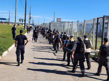 Фото: сотрудники полиции во время операции в уругвайских тюрьмах (МВД)